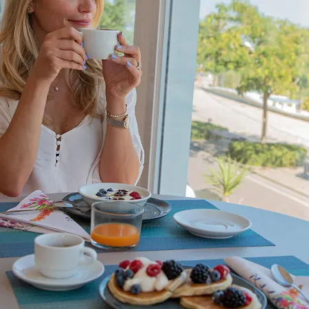Hotel Ambasciatori Beach Front Breakfast E Brunch Xxl Fino Alle 12 30 Szálloda 3*