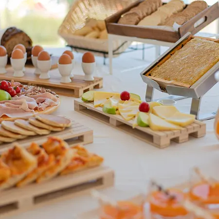 ホテル Ambasciatori - Front -breakfast Xxl & Brunch Until 12 30pm ミザーノ・アドリアーティコ